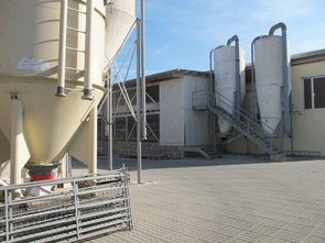 Silo à aliments : environ 500 T d’aliments sont nécessaires chaque année